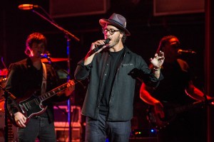 Amos Lee performing at Uptown Theater in Kansas City, Missouri, on March 26, 2019.